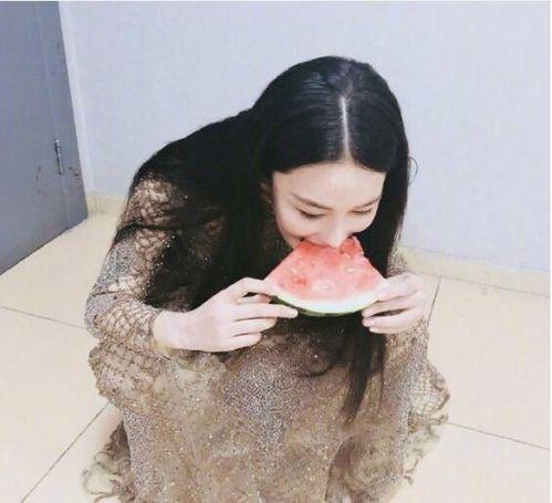 娱乐吃瓜酱白衣服